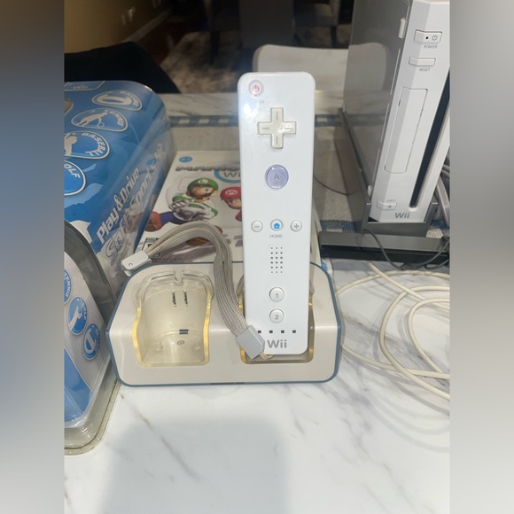 Nintendo Wii console white RV-001 w hook ups,2 remotes/charger/4 games/sport kit